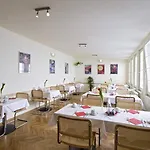 Hotel Meda Of Museum Kampa 3*
