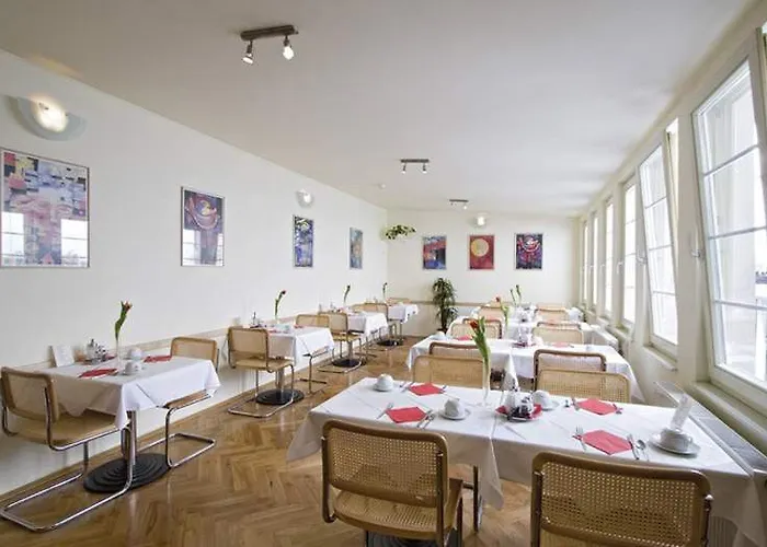 מלון Meda Of Museum Kampa 3*